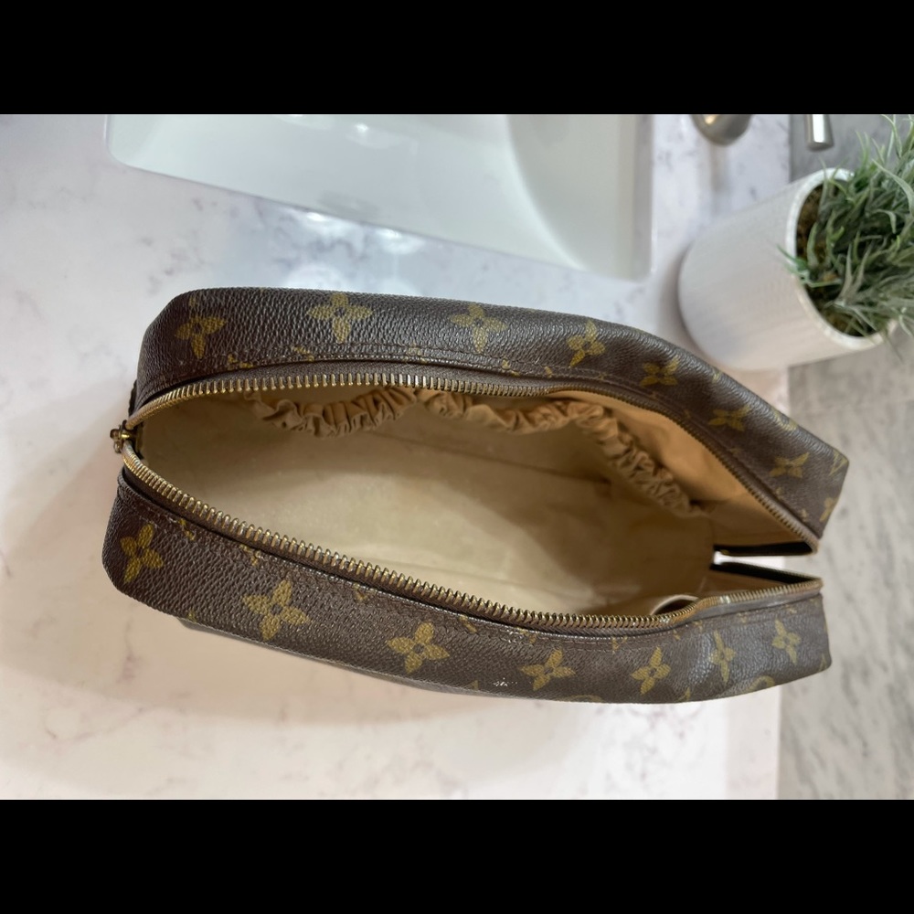 AUTHENTIC LOUIS VUITTON MONOGRAM TROUSSE TOILETTE 28 - Picture 3 of 5